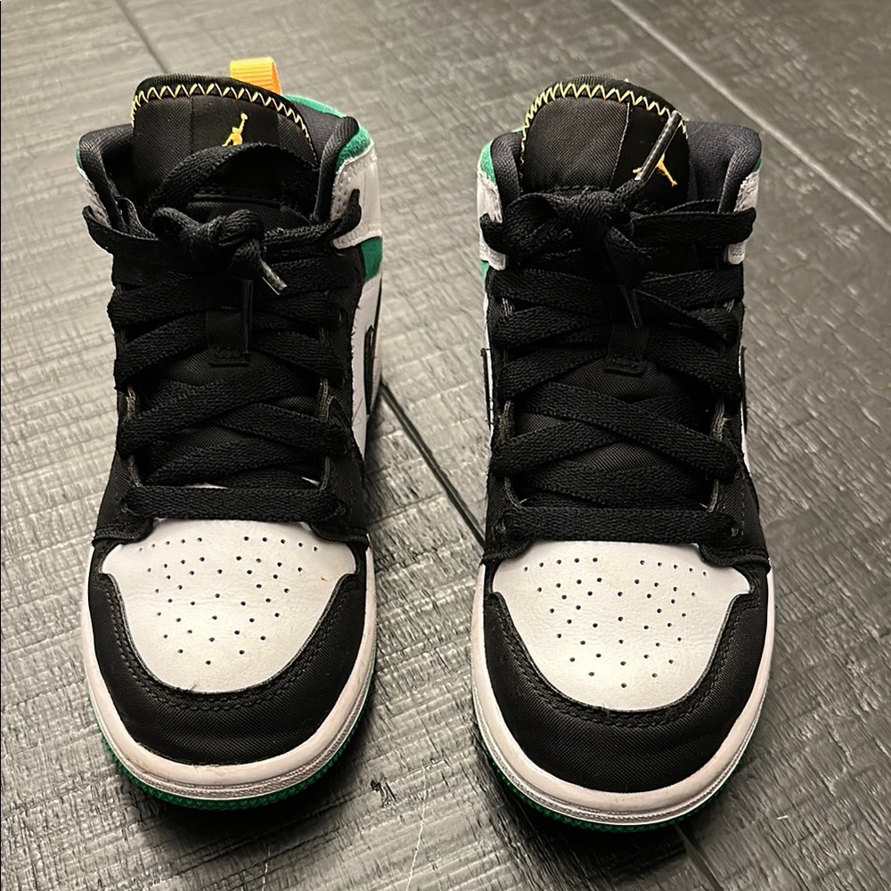 Air Jordan 1s (mid) 13C